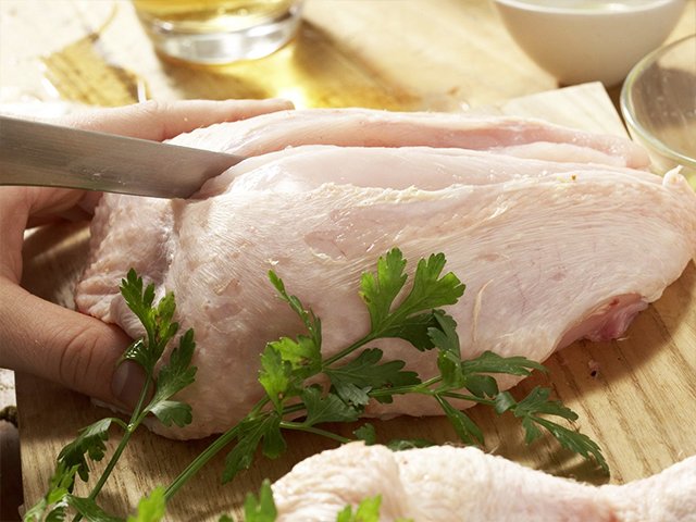 Recette libanaise poulet aux pois chiches étape 3 couper le blanc de poulet en deux