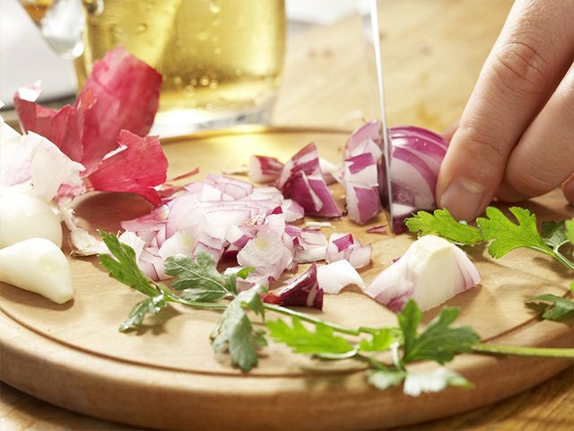 Recette libanaise poulet aux pois chiches étape 5 couper en dés les oignons et hacher l'ail