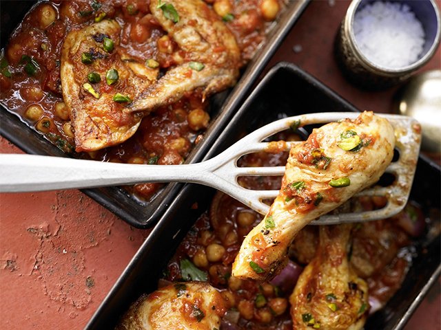 Recette libanaise poulet aux pois chiches, pistaches et oignons rouges.