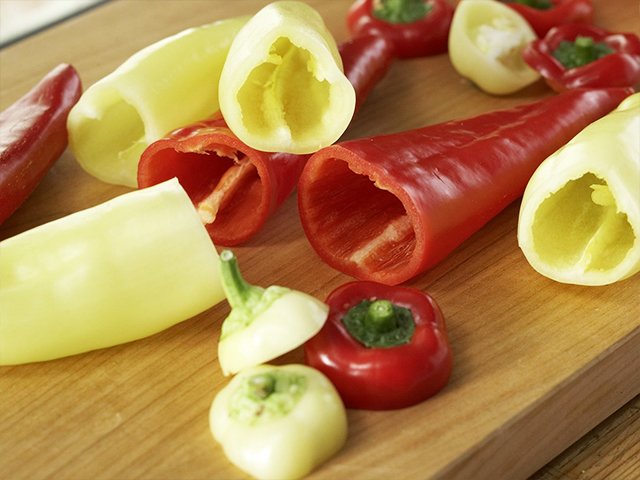Préparation de la recette de poivrons farcis au poulet étape 1