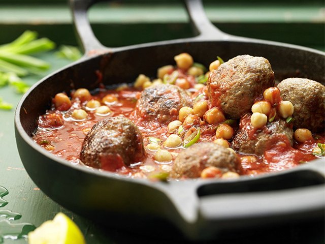 Recette libanaise ragoût de boulettes d'agneau aux pois chiches et tomates